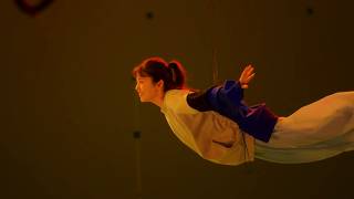 小芝風花、ワイヤーに吊るされてのフライングアクション！電脳空間を飛び回る　コミックシーモア新CM