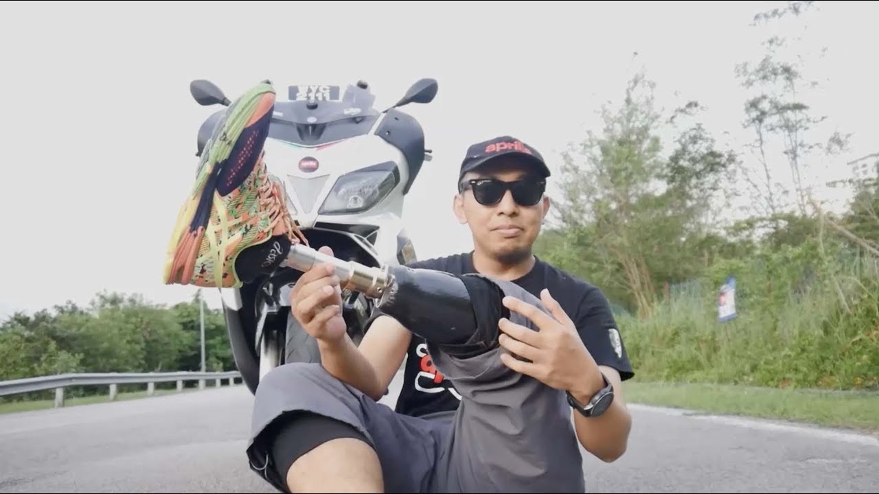 Bike Review: Aprilia SR Max 300 - YouTube