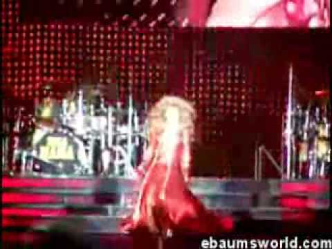 beyonce falls off stage