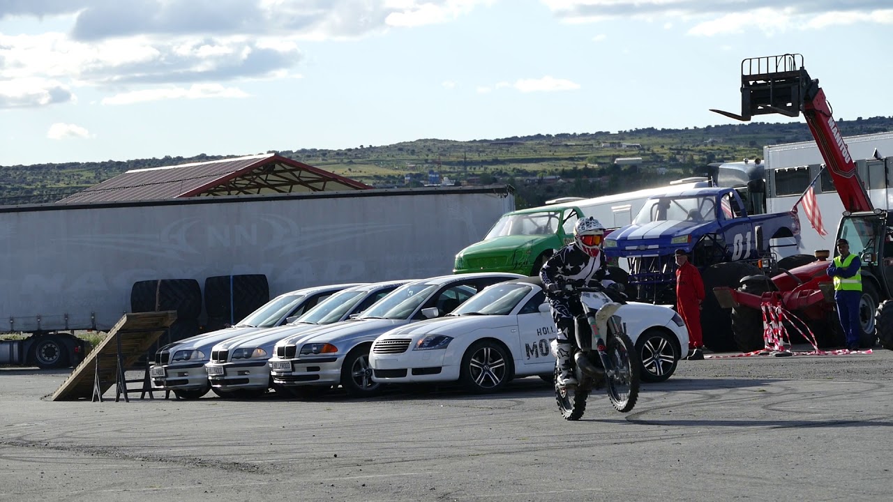Acrobacias sobre ruedas en el espectáculo ‘Hollywood Motor Show’.