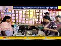 Watch: Minister Ushasree Charan cooks roadside Mirchi bhajji
