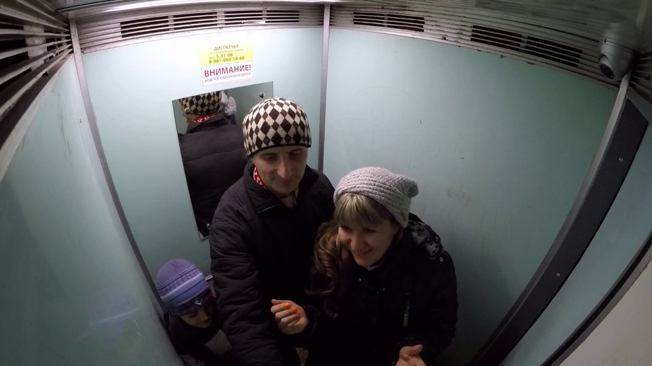 Включи видео застрял. Грузовой лифт застрял. Девушка в пуховике застряла в лифте. Клаустрофобия в застрявшем лифте.