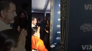 Angelique Boyer carga ventilador de mano Presentacion Diana Salazar Vix Plus
