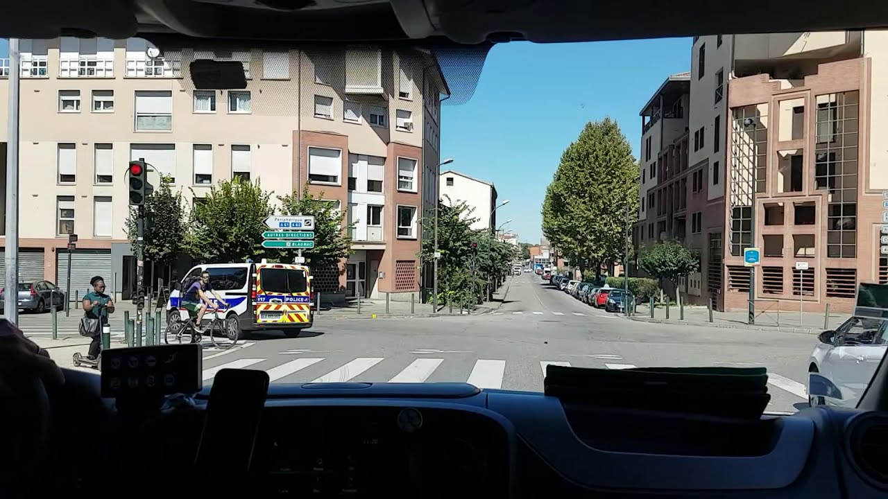 Ambulance ASSU escortée par police à Toulouse.