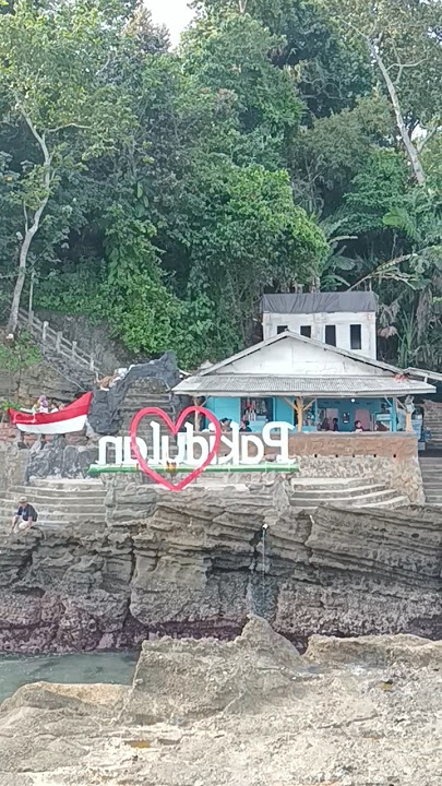 Keramat Gunung Winarum Karang Hawu /Pesangrahan Nyi Roro Kidul Dan Petilasan Bung Karno