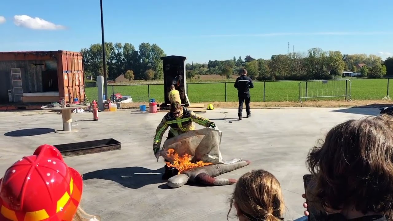 gooi nooit water op het vuur en persoon in 🔥 bij open dag brandweer Bilzen Hoeselt 