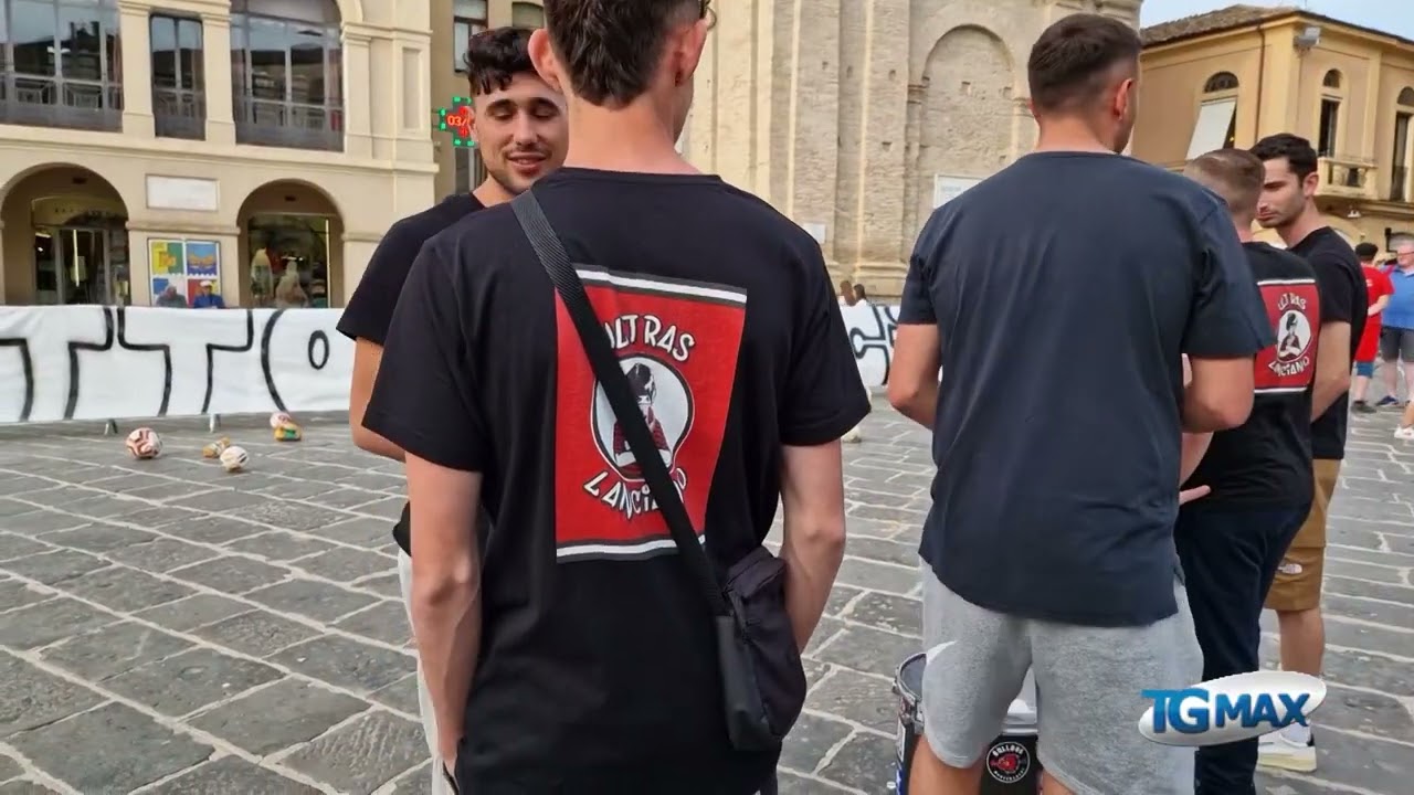 Lanciano: la protesta in piazza, ci avete rotto il calcio