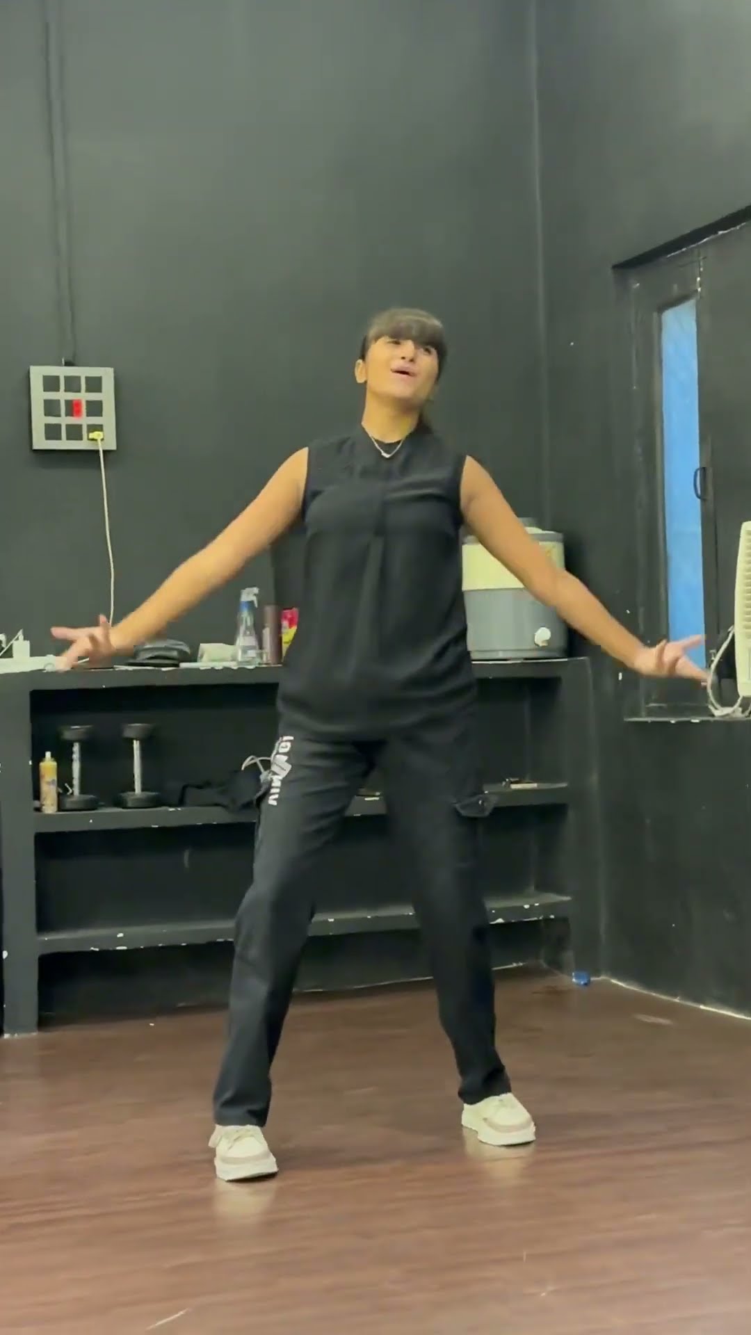Tere bina nah guzara ?❤️? #comment #dance #dancesongcover #dancecover #dancelike #subscribe