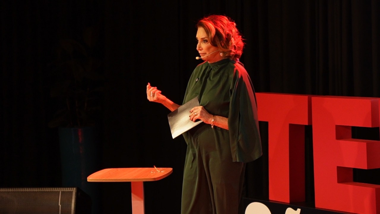 O impossível que eu recusei aceitar | Valquíria Menegaldo | TEDxSão José do Rio Preto Women