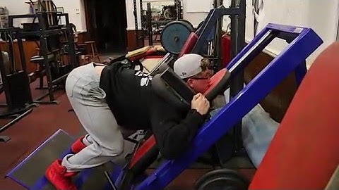 Front squats on hack squat machine Works dreams !! - Butler