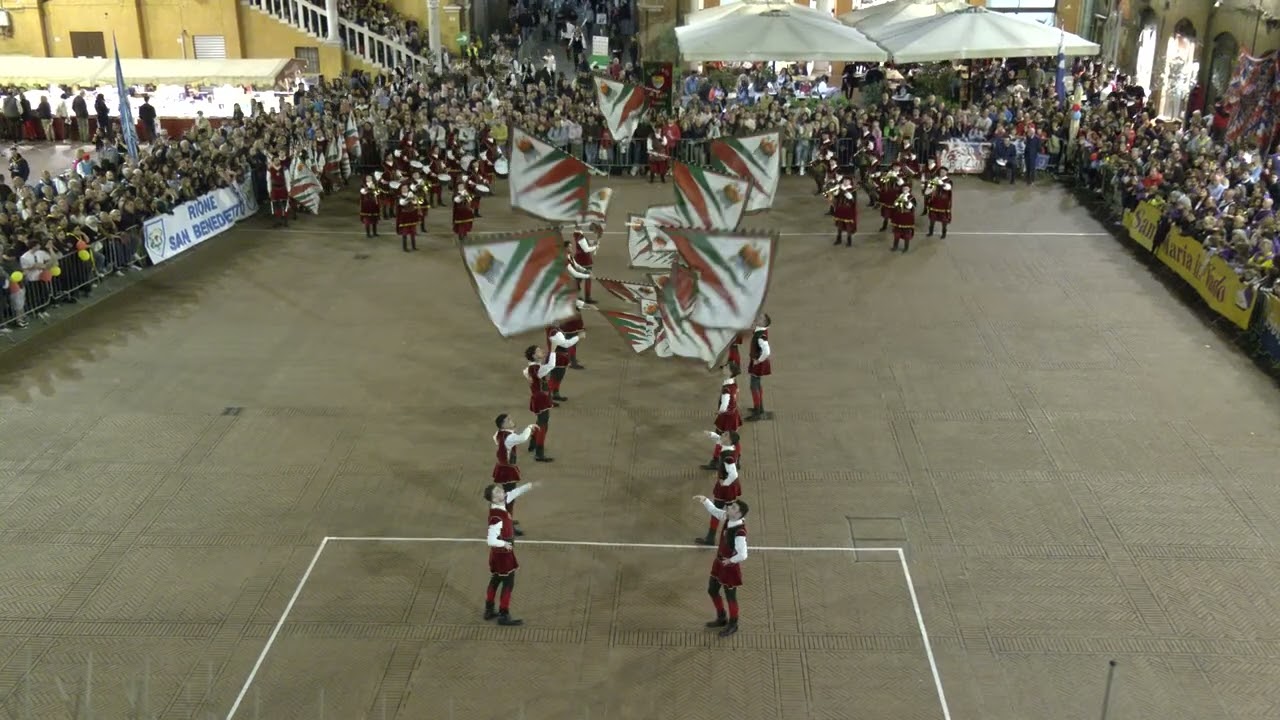 ANTICHI GIOCHI DELLE BANDIERE ESTENSI GRANDE SQUADRA E MUSICI BORGO SAN LUCA