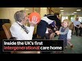 Capture de la vidéo How Children And Elderly People Come Together In Uk's First Intergenerational Care Home