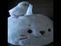 ティッシュカバーと戯れる白い鳥　I play with a tissue cover