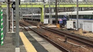 ◆しらさぎ車両を連結する12両編成　特急サンダーバード　JR京都線　東淀川駅　「一人ひとりの思いを、届けたい　JR西日本」◆
