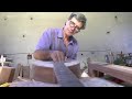 Un luthier algrien fabrique des instruments haut de gamme  la main