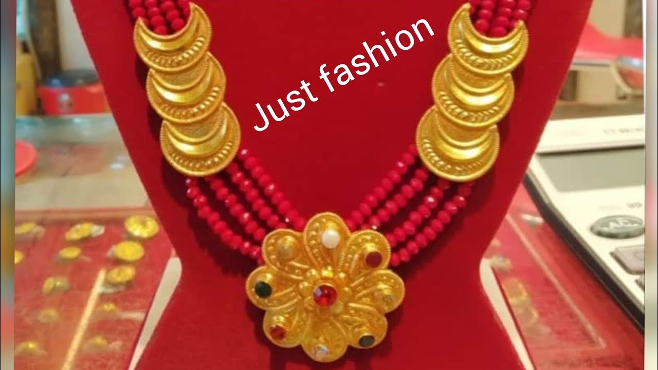 Konda, women's necklace in gold on lacquer and red felt, Nepal Stock Photo  - Alamy