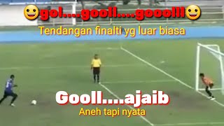 Gol ajaib tendangan Penalti, aneh bola menipu penjaga gawang.