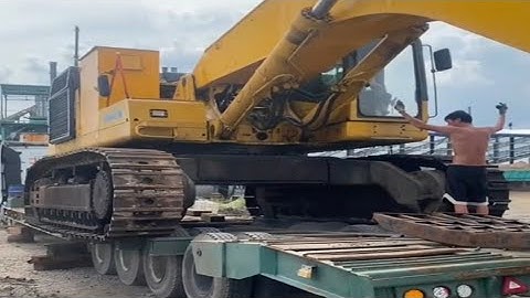 UNLOADING BIG EXCAVATOR FROM LOW BED TRAILER 🚜 | HEAVY MACHINE OFFLOADING SCENE | POWERFUL EXCAVATR