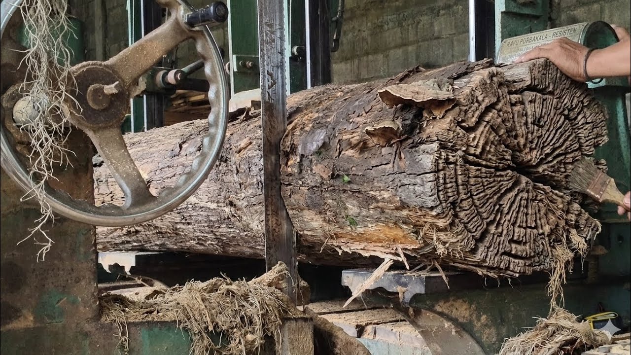 Sawing super old teak wood for furniture materials - YouTube
