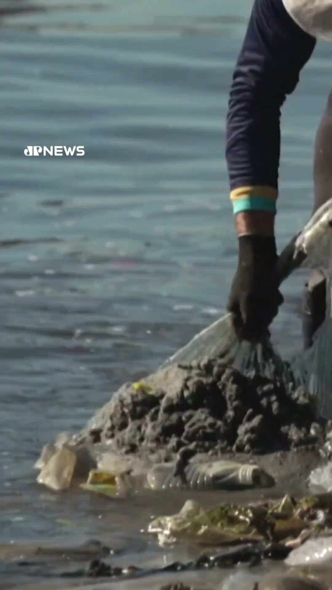 Voluntários e atletas se unem para limpar ilha tomada por lixo na Baía de Guanabara #shorts