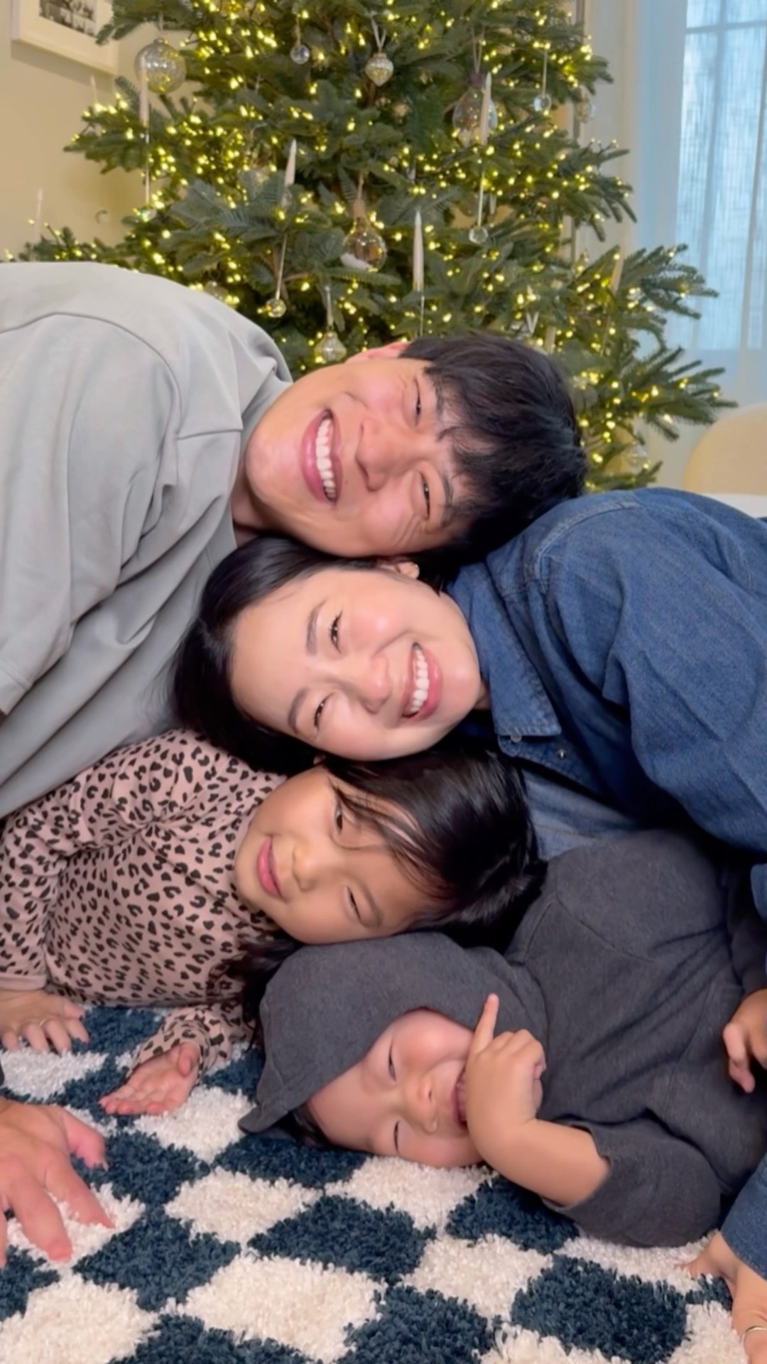 This is the cutest family pose