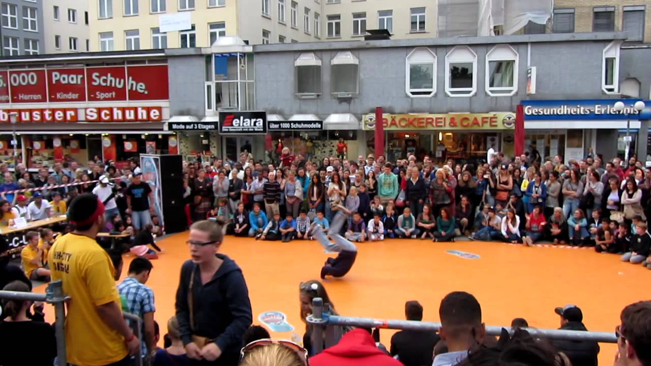 SwiftRock judging Solo @ Elbcoast Underground Battle 2012