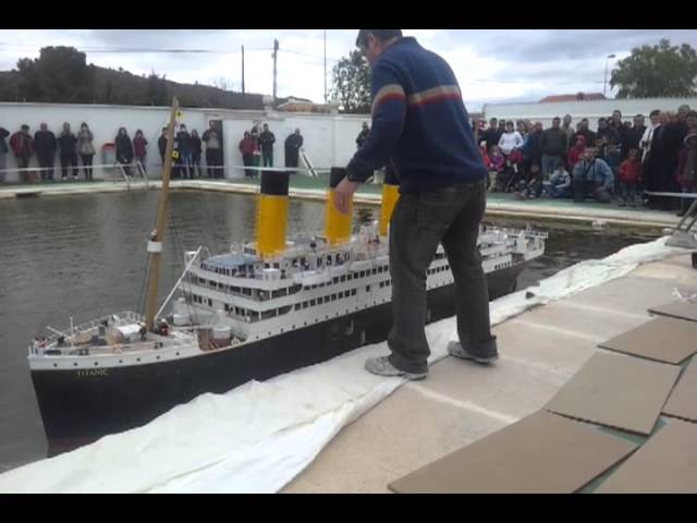 tono cielo Arábica R.M.S.Titanic, la maqueta navega en aguas de Banyeres ( Alicante ) - YouTube
