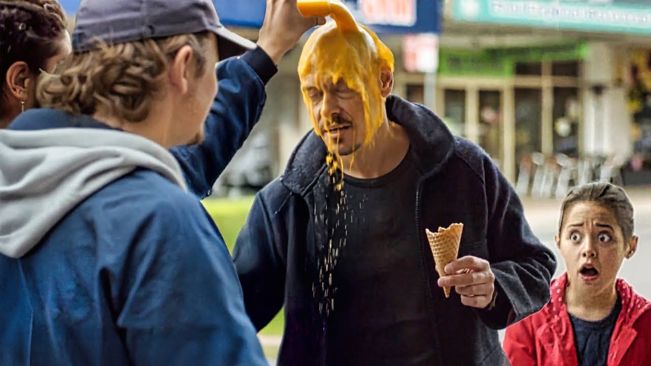 قلدرها جلوی دخترش تحقیرش کردن، بدون اینکه بدونن اون یه آدمکش حرفه‌ایه