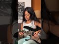 Beca barreto tocando GUITARRA