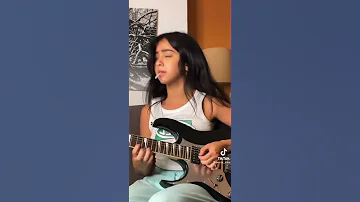 Beca barreto tocando GUITARRA