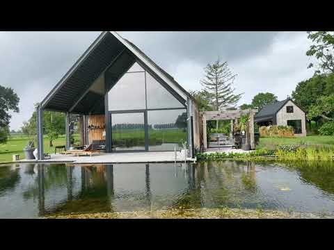 Natuurlijke zwemvijver met tuinbeelden in Nijbroek