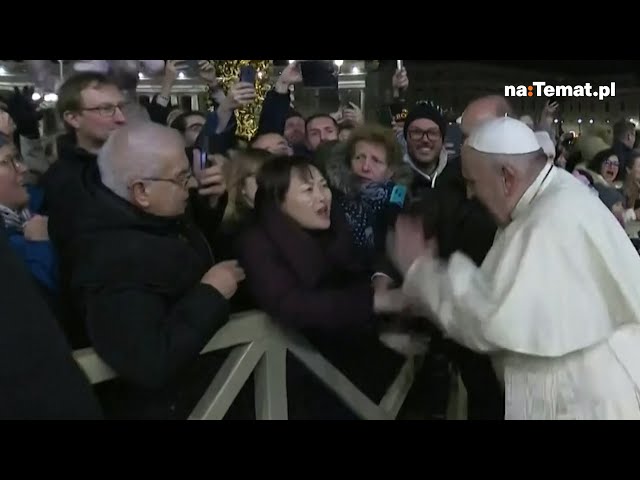 PAPIEŻ FRANCISZEK UDERZYŁ KOBIETĘ. Incydent w Watykanie class=