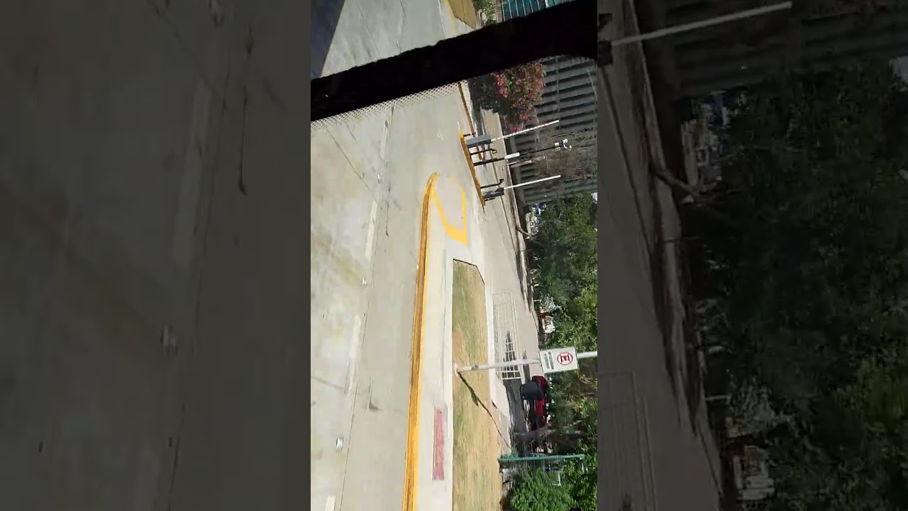 Take the bus since intermodal until the airport Arturo Merino Benítez taking 4 minutes to arrive 