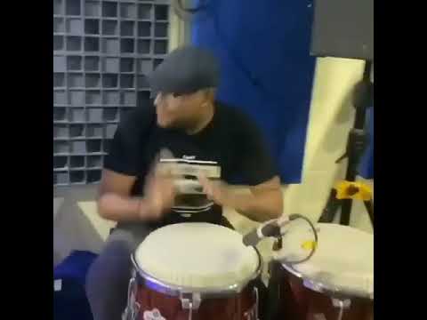 Eddy Herrera y su gozadera en el ensayo.