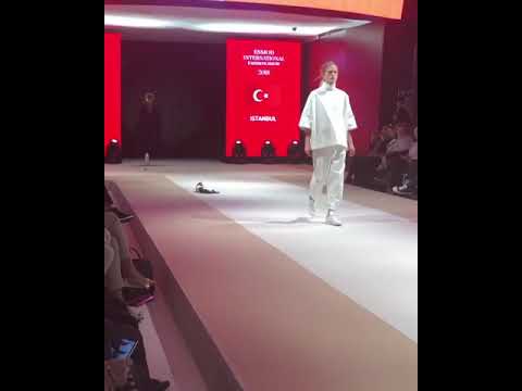 Video: “Pist Kedisi” İstanbul Fashion Show Pistini Gerçek Bir Podyuma Dönüştürdü
