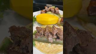 🌯🥩Steak wraps loaded with avocado 🥑, cilantro 🌿, pickles 🥒, olives 🫒, fresh  lime 🍋‍🟩mango🥭