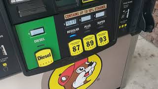 Buc-ee's - The Largest Gas Station in the World - 4.2 Million Liters of Gas - $4.5 Per Gallon.