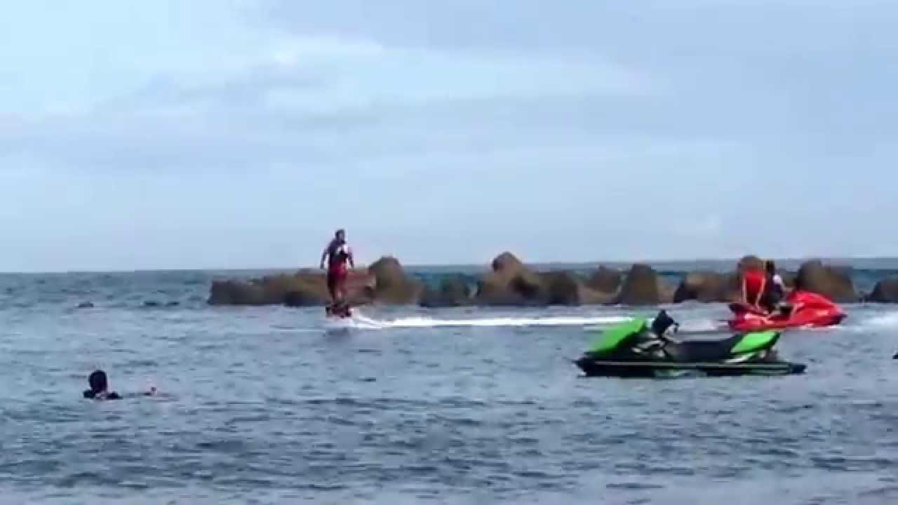 水圧で空を飛ぶ フライボード 体験場所１４選 最新マリンスポーツがアツい 暮らし の