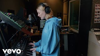 Astrid S - Expiration Date_Demo_V2.Wav (Official Live Video)