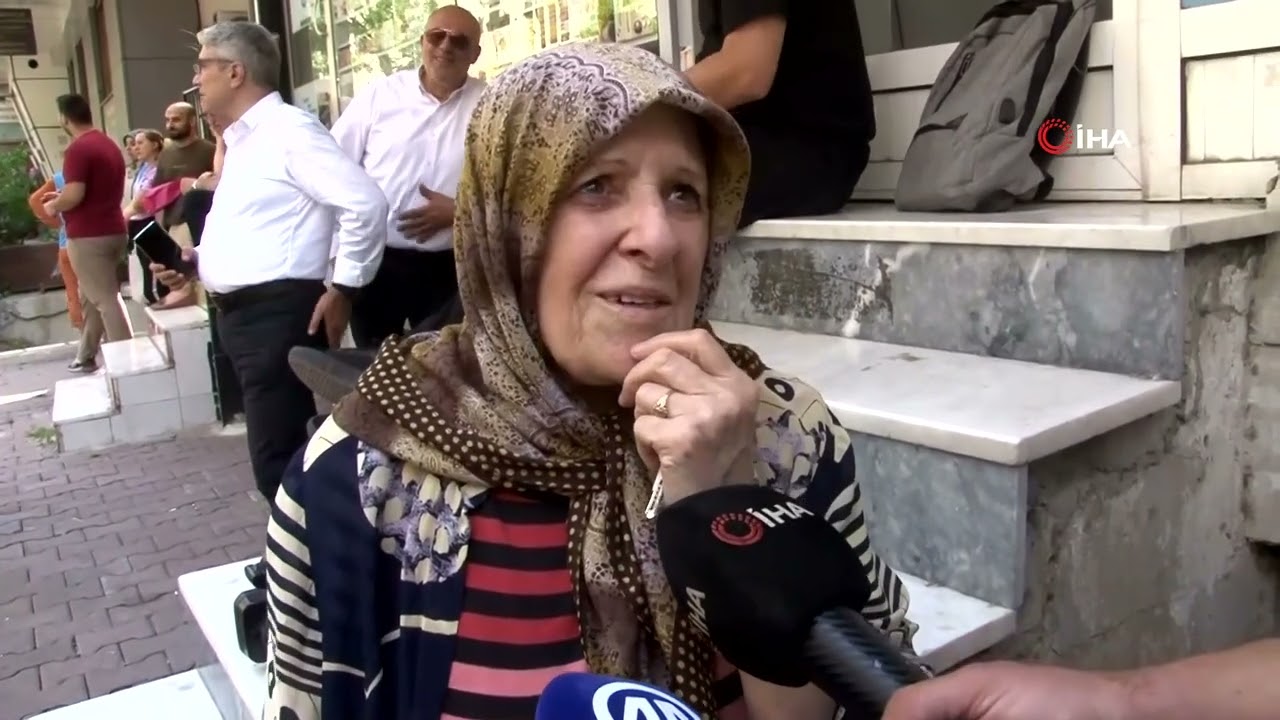 Bahçelievler'de Çatısında Çökme Yaşanan Bina Böyle Görüntülendi