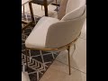 La elegancia de una mesa de mármol en juego con unas sillas de doble respaldar. #panama #comedor