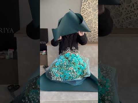 プロポーズに贈る水色バラとかすみ草の花束