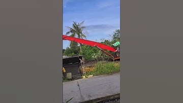 anh tài xế xe cuốc gấp đất qua lộ xe!