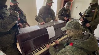 Солдаты Играют На Пианино
