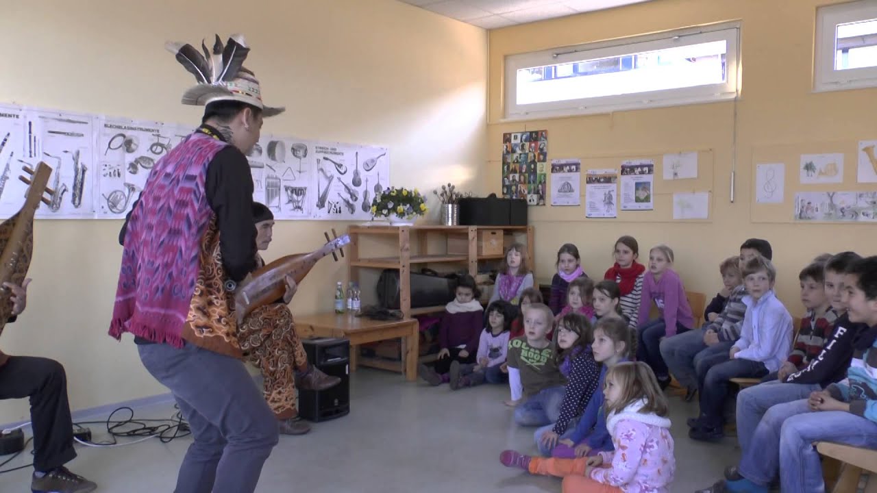 Mathew Ngau Jau & Lan E Tuyang im Jeki Klassenzimmer