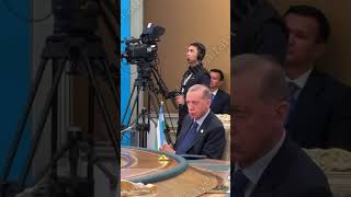Эрдоган заметил, что его снимают на камеру. Видео: Адиль Балтабаев