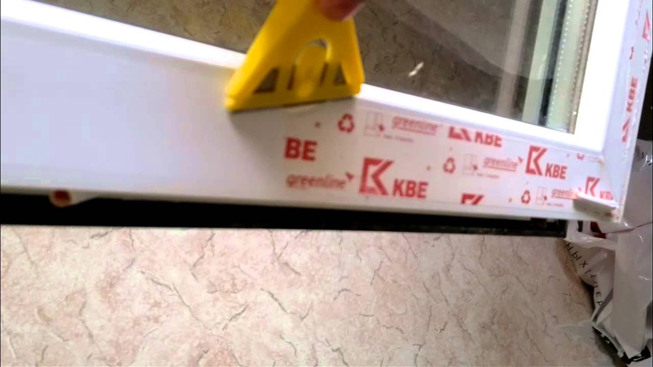 Как отклеить золотую наклейку со стекла. Защитная пленка на раме окна. Чем убрать наклейки с окон. Чем убрать наклейки с окон. Засохшая пленка на пластиковых окнах.