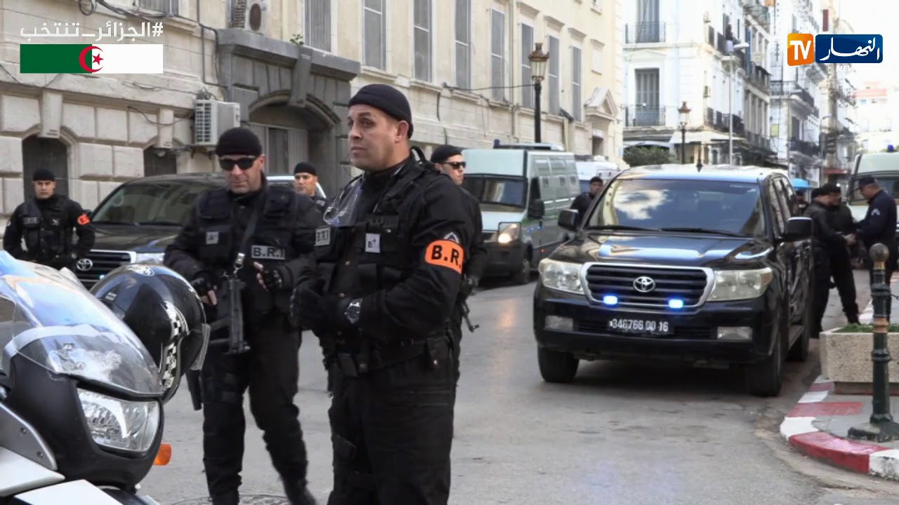 وصول مركبة المتهمين  في قضية تركيب السيارات والتمويل الخفي للحملة الإنتخابية إلى محكمة سيدي امحمد