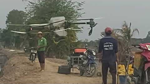 Cận cảnh máy bay xạ lúa ở miền tây 