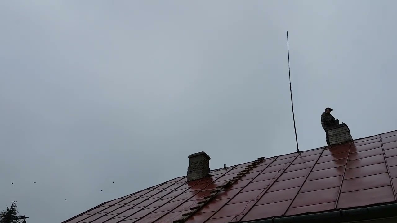 Czyszczenie komina nieużywanego od kilkudziesięciu lat. Kawki nie wiedzą gdzie się podziać.